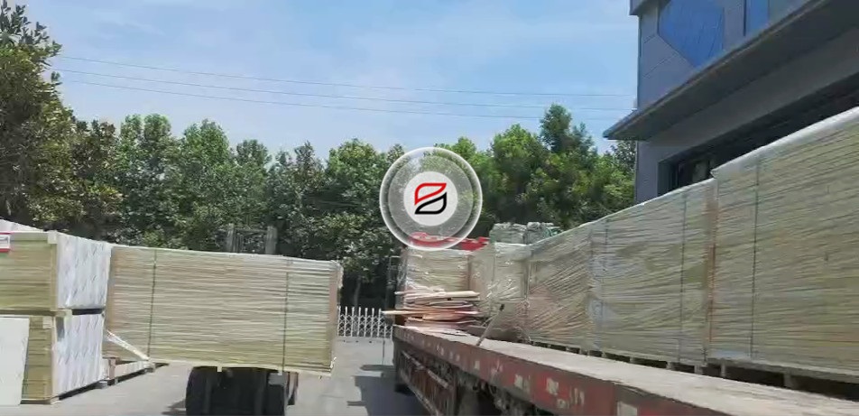 巖棉外墻保溫一體板裝車(chē) 巖棉外墻保溫一體板裝車(chē)